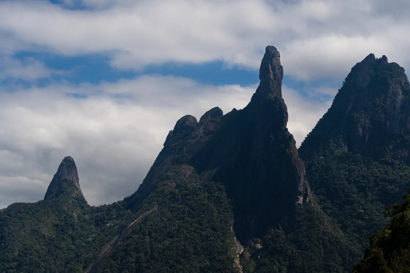 Dedo de Deus e a Serra dos Órgãos, em Teresópolis-RJ