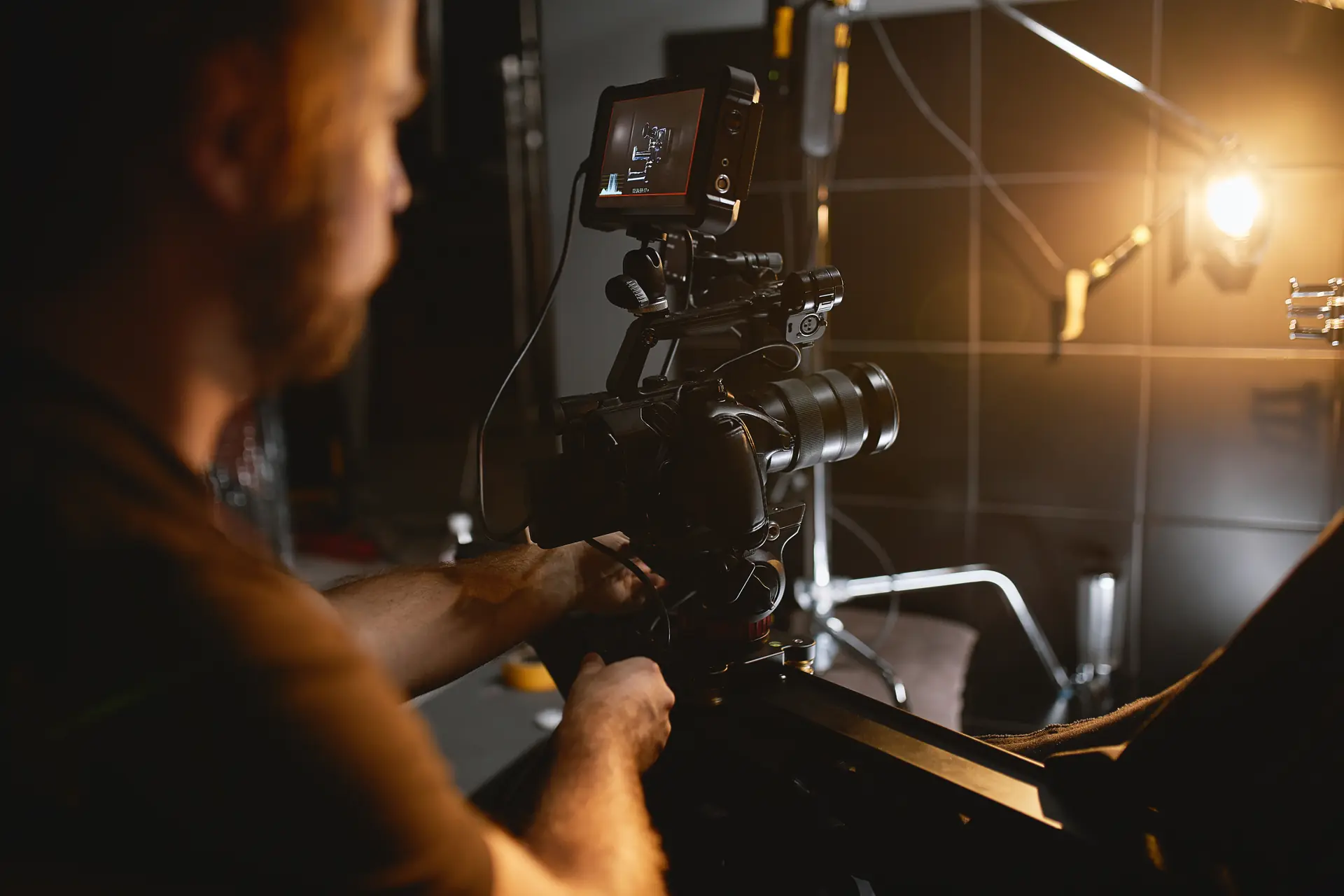 Equipe de produção filmando em estúdio com câmera profissional